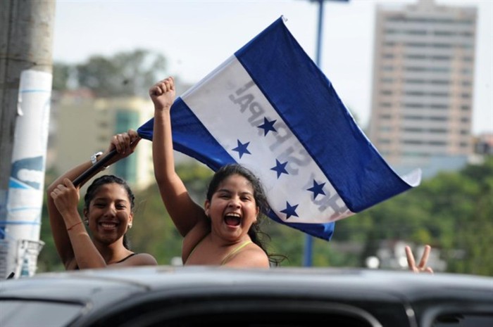 Các nữ CĐV Honduras ăn mừng trên đường phố London sau khi Olympic Honduras đánh bại Olympic Tây Ban Nha.